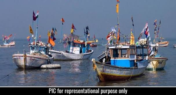 Newsband - Uran News: Four fishing boats seized for violating monsoon ban