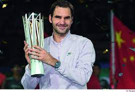 Rolex ambassador caroline wozniacki hoists the women's trophy wearing a rolex daytona. Portrat Rolex Markenbotschafter Roger Federer