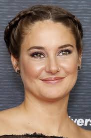 According to newsday, woodley had a crew of pixie cut stunt doubles to fill in. Shailene Woodley S Hairstyles Hair Colors Steal Her Style