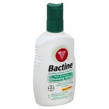 El enrojecimiento y la hinchazón se pueden reducir durante y después de un procedimiento de tatuaje cuando se aplica suavemente sobre la piel con una gasa o una esponja. Bactine Pain Relieving Cleansing Spray 5 Fl Oz Walmart Com Walmart Com