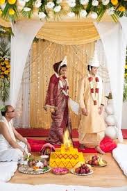 A Priest Performing The Saptapadi Ceremony At A Bengali Wedding Bengali Wedding Indian Wedding Ceremony Bengali Bride
