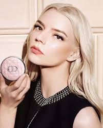 Anya mostra il suo nuovo cane, Bartok, su Instagram 💛