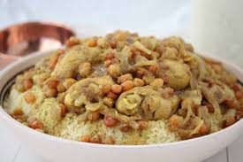 Laat met de deksel op de pan staan tot je klaar bent met de rest van het eten. Zoete Couscous Met Kip Rozijnen En Uien Uit De Keuken Van Fatima