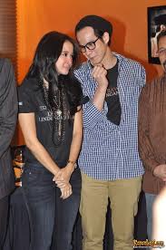 Personal life bella married with malaysian media strategist, engku emran engku zainal abidin in kuala lumpur , malaysia, on 8 september 2017. Barkas Laudya Cynthia Bella Lebaran Bareng Pacar 20110817 003 Mai Jpg Wikipedia