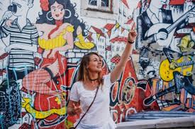 Studiile superioare constituie un avantaj in ocuparea unei pozitii, insa criteriul principal de selectie este experienta. Cum Ajungi Ghid De Turism Irina Petraru Travel People