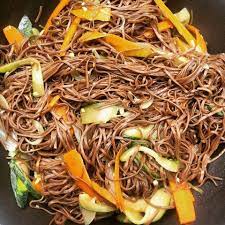 Soba Noodles Sautees Aux Legumes Nouilles De Ble Cuisine D Ailleurs Cuisine Et Boissons