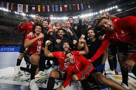 وتنطلق منافسات بطولة كأس العالم على أرض مصر بعد غد الأربعاء بمشاركة 32 منتخبا. Ù…Ù†ØªØ®Ø¨ Ù…ØµØ± ÙŠØµØ·Ø¯Ù… Ø¨Ù€ Ø§Ù„Ø¯Ù†Ù…Ø§Ø±Ùƒ Ø£Ø¨Ø·Ø§Ù„ Ø§Ù„Ø¹Ø§Ù„Ù… ÙÙŠ Ø¯ÙˆØ± Ø§Ù„Ø«Ù…Ø§Ù†ÙŠØ© Ø¨Ù…ÙˆÙ†Ø¯ÙŠØ§Ù„ Ø§Ù„ÙŠØ¯ Ø±Ø³Ù…ÙŠ Ø§ Ù‚Ù†Ø§Ø© ØµØ¯Ù‰ Ø§Ù„Ø¨Ù„Ø¯