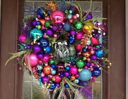 Decoration Noel Pour La Porte D Entree Avec Couronne Festive Composee De Guirlandes E Decoration Noel Decorations Pour Portes De Noel Decoration Noel Exterieur