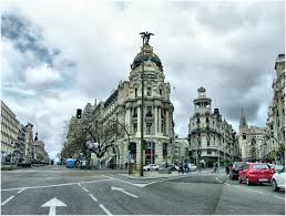 Lined with theatres, hotels, restaurants and cafés, thousands of residents and tourists stream along its pavements every day, shopping bags in hand. Calle Gran Via Que Hacer En Madrid
