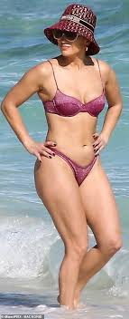 Дженнифер лопес выложила снимок в инстаграме, на котором отлично видна ее фигура. Jennifer Lopez Sends Temperatures Soaring As She Works Her Body In A Tiny Bikini Daily Mail Online