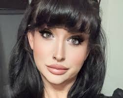 Manda Smith's Instagram, Twitter & Facebook