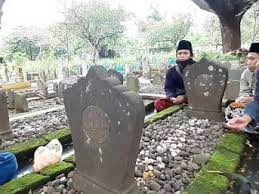 Ketika melakukan ziarah kubur dianjurkan untuk memperbanyak dzikir dan doa. Tata Cara Ziarah Kubur Kepada Waliyullah Dengan Bacaan Aksara Arab Dan Latin