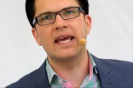Jimmie åkesson är 37 år gammal (född 1979) och gick med i sverigedemokraterna 1995. Akesson 80 Procent Ar Okvalificerade Svd