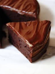 La ganache al cioccolato è una crema a base di cioccolato e panna, solo 2 ingredienti che miscelati tra loro creano una consistenza cremosa e soda perfetta per farcire e decorare torte, cupcakes, macarons; Torta Alle Pere E Cioccolato Con Ganache Lucida Dolci Gusti