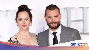 Fifty shades freed (cincuenta sombras liberadas), es la continuación de fifty shades darker, christian (jamie dornan), y ana (dakota johnson), son un matrimonio, pero algo cambia, ana corre peligro. Jamie Dornan Tak Izinkan Istrinya Menonton Fifty Shades Freed