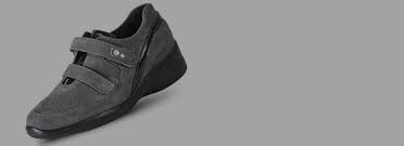 Causa inutilizzo vendo scarpe originali da cerimonia in vera pelle morbida lucida (vernice) e suola in vero cuoio,usati praticamente solo una volta per un paio di ore, prettamente made in italy,la misura e' 42.da notare in foto l'accuratezza della ma. Calzature Su Misura Catania Emmegi