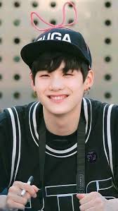 Happy birthday to our yoongi🎂🎊🎉 here's his 32nd photos🤗🤗