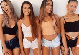 Un grupo de guapas y sexys chicas se hacen las bromas más pesadas ...