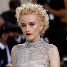 Bridgertoni" looja toob Netflixi uue seriaali "Inventing Anna"