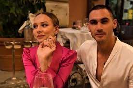 Los jóvenes actores ester expósito y alejandro speitzer se han convertido en uno de los romances más famosos de la farándula, quienes con continuidad muestran el derroche de amor que se tienen en las redes sociales, por ello siempre ha estado como inquietud, la pregunta de: Es Verdad Que Alex Speitzer Y Ester Exposito Se Casaron En Secreto Tu En Linea