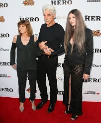 Henry nelson elliott is sam's father, and glynn mamie sparks is sam's girlfriend. Terrifying Stabbing Attack Sam Elliott S Daughter Once Launched Against Her Mother