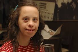 Tres jóvenes con síndrome de Down diseñan un bolso de lujo para una marca  española