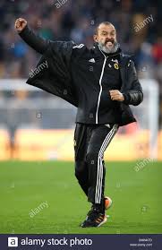 Последние твиты от nuno espirito santo (@nuno_espirito). Wolverhampton Wanderers Manager Nuno Espirito Santo Feiert Nach Dem Letzten Wahrend Der Premier League Spiel Im Molineux Wolverhampton Pfeifen Stockfotografie Alamy