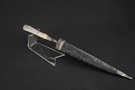 It hurts painfully when hitting the human body and can blind if it hits your eyes. Lot Art Italy Antigua Daga Italiana Siglo Xix Dagger