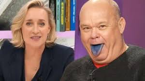 Eva Jinek met blauwe tanden op tv, Paul de Leeuw met blauwe tong