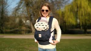 Die unterschiede zur ergobaby original die ursprüngliche version der ergobaby kannst du für neugeborene nur nutzen, wenn du einen neugeboreneneinsatz verwendest.die ab wann kann mein baby banane essen? Die Neue Ergobaby Trage Im Test 2020 Babytragen Test De