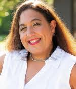 Lora Howe's Instagram, Twitter & Facebook