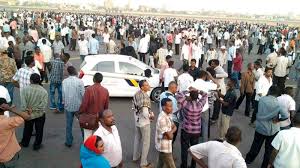 وطوال رحلة العلاج كان نجله محمد يطمئن الجميع بأن الأمر لا يستدعي القلق أو الخوف، حتى فوجئ الجميع بوقع خبر الوفاة. Ø§Ù„Ø­ÙˆØ§ØªØ© Ø³ÙˆØ¯Ø§Ù†ÙŠÙˆÙ† Ø¹Ù„ Ù…Ù‡Ù… Ù…Ø­Ù…Ù€Ù€Ù€ÙˆØ¯ Ø¹Ø¨Ø¯Ø§Ù„Ø¹Ù€Ù€Ø²ÙŠØ² Ø§Ù„ÙˆÙØ§Ø¡ Ø¥Ù„Ù‰ ÙÙ†Ù‡ ÙˆØ§Ù„ØªÙ…Ø±Ø¯ Ø³ÙŠØ§Ø³Ø© Ù…Ù„Ø§Ø­Ù‚ Ø£Ø³Ø¨ÙˆØ¹ÙŠØ© Ù…Ø§ ÙˆØ±Ø§Ø¡ Ø§Ù„Ø³ÙŠØ§Ø³Ø© Ø§Ù„Ø¥Ù…Ø§Ø±Ø§Øª Ø§Ù„ÙŠÙˆÙ…
