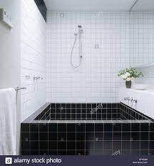 Dusche Oben Quadratischen Schwarzen Gefliestes Bad In Modernen Weiss Gefliestes Badezimmer Stockfotografie Alamy