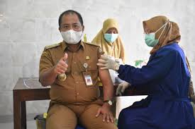Dr chris menanggapi kekhawatiran bahwa seseorang bisa lebih rentan terhadap efek samping yang menyakitkan untuk kedua kalinya jika. Disuntik Sinovac Dosis Kedua Juliyatmono Tak Rasakan Efek Samping Pemerintah Provinsi Jawa Tengah