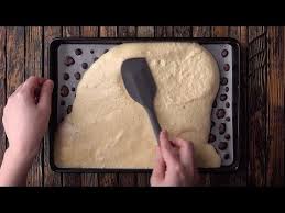 Somit wird er schön saftig, denn die glasur kann so einsickern. Dieser Kuchen Ist So Spektakular Dass Deine Gaste Ihn Dir Aus Der Hand Reissen Werden Youtube