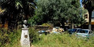 Impegnato nell'indagine sulla mafia palermitana il giudice paolo borsellino apprende dal giovane capitano dei carabinieri basile che il commissario giuliano era stato ucciso dalla mafia per aver scoperto un giro di soldi sporchi tra la sicilia e gli usa e l'imminente. Palermo Rubato Il Busto Di Paolo Borsellino Era Circondato Di Rifiuti E Sterpaglie L Huffpost