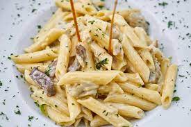 C'è chi preferisce aggiungere a funghi e pancetta anche la panna, per legare meglio il condimento alla pasta. La Ricetta Della Pasta Ai Funghi Porcini Con Panna Primo Piatto Autunnale