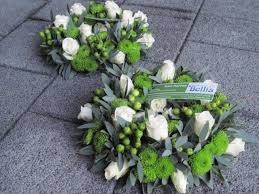 Kransjes Om Op Te Hangen Aan Het Colombarium Funeral Flowers Flowers Floral