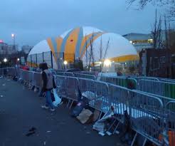 L'évacuation de campements de 1 600 migrants installés depuis plusieurs semaines porte de la chapelle, dans le nord de paris, s'est effectuée dans la matinée du 9 mai. Noel Au Camp Humanitaire De La Porte De La Chapelle Par Une Benevole D Utopia 56 Le Club De Mediapart