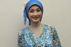 Saat itu, vokalis dewa 19 masih diisi oleh ari lasso dengan rambutnya yang masih gondrong ala band rock. Selain Tenda Biru Ini 5 Lagu Desy Ratnasari Yang Hits Di Era 90an