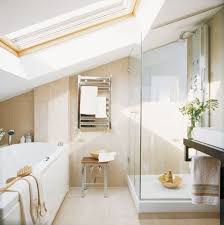 20 Beispiele Fur Moderne Badgestaltung Mit Glas Dusche Kleines Badezimmer Im Dachboden Badezimmer Dachschrage Badezimmer