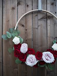 But making your own wedding flower arrangements isn't all that hard to do. Wow These Diy Floral Hoops Are Simply Gorgeous