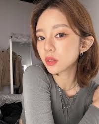 Cựu idol Kpop chia sẻ bí quyết trị mụn thâm, hé lộ một sự thật ít ai biết  về làn da "mộc"