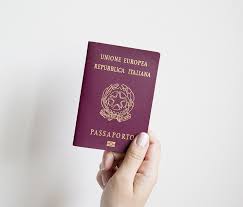Le famiglie devono prendere un appuntamento per ogni persona componente il nucleo familiare e che anche i figli minorenni devono essere presenti all' atto del ritiro. Passaporto Italiano 2021 Cittadinanza Italiana