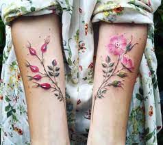 Sich für ein blumen tattoo zu entsicheden ist seit jeher eine beliebte wahl für menschen, die auf der suche nach tätowierungen sind, und es gibt einen guten grund dafür. Das Trendige Blumen Tattoo Die Schonsten Motive Und Designs