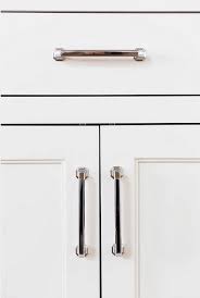 20 Ideas On How To Design A Transitional White Kitchen Home Bunch An Interior Design L Kitchen Cabinet Hardware Diy Kitchen Decor Kitchen Cabinet Remodel