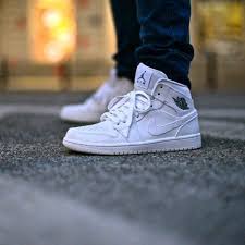 Selection de basket pour homme , retrouvez un large choix de basket pour homme pas cher. Air Jordan 1 Mid White Cool Grey 554724 102 Worldbox Pl Nike Air Jordans Nike Air Jordans