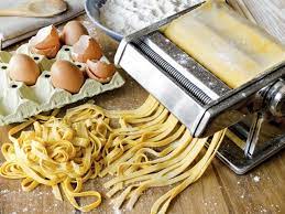 Per stendere la pasta all'uovo fatta in casa bisogna dotarsi di un mattarello e, per prima cosa, assicurarsi di aver infarinato il piano di lavoro per evitare. Pasta Fresca All Uovo Ecco Come Realizzarla Unadonna