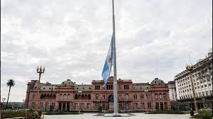 Durante estos días decretados por duelo nacional se izará el pabellón nacional a media asta en el el 7 de diciembre de 2018 el presidente duque decretó duelo nacional por el término de tres días. El Presidente Decreto Tres Dias De Duelo Nacional Por La Muerte De Maradona Telam Agencia Nacional De Noticias