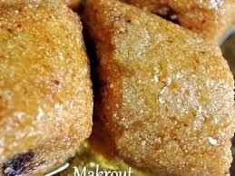 Un Gateau Au Miel Tres Connu Pas Seulement En Algerie Mais Aussi Dans Le Grand Maghreb Sous Le Nom De Makroud Ou M Recette Makrout Makrout Recette Gateau Arabe